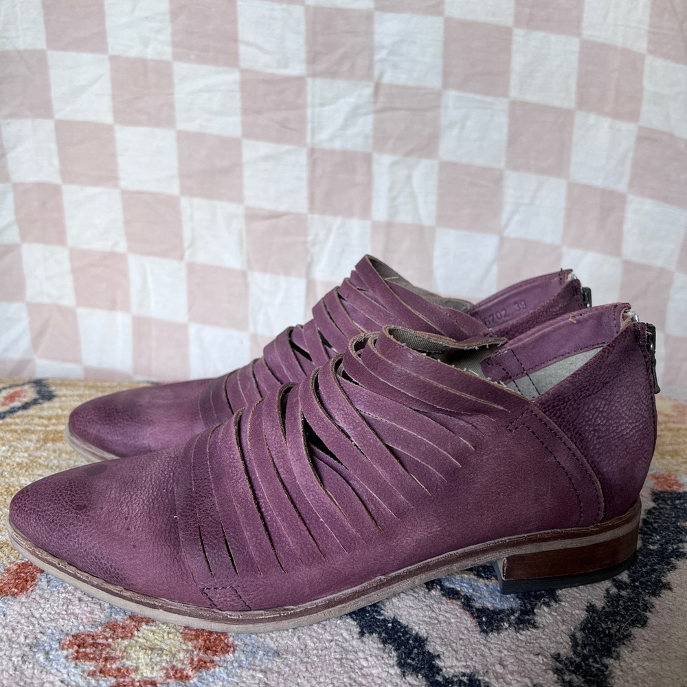 Like new, vented leather flat booties